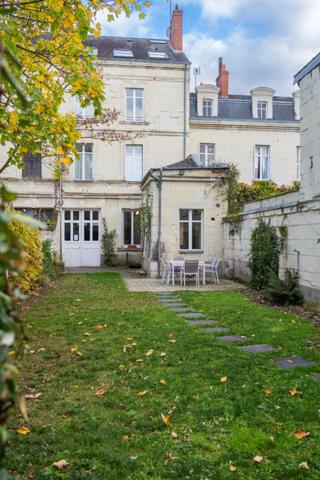 Maison de caractère de 264 m² avec maison secondaire de 64 m² au cœur de la ville de SAUMUR (49)