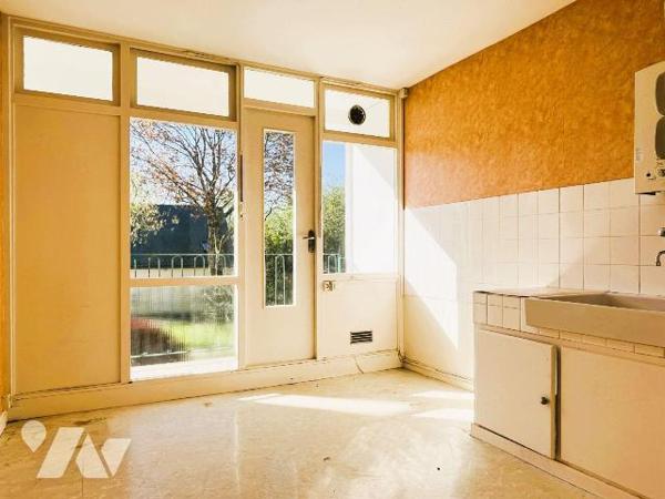 A proximité du centre-ville et des commerces d'Avranches, dans une résidence en copropriété san...