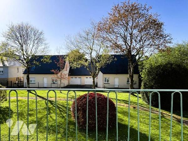 A proximité du centre-ville et des commerces d'Avranches, dans une résidence en copropriété san...