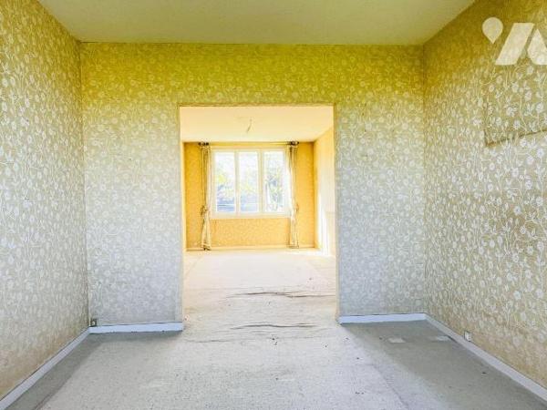 A proximité du centre-ville et des commerces d'Avranches, dans une résidence en copropriété san...