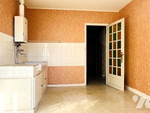 A proximité du centre-ville et des commerces d'Avranches, dans une résidence en copropriété san...