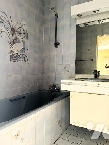 A proximité du centre-ville et des commerces d'Avranches, dans une résidence en copropriété san...