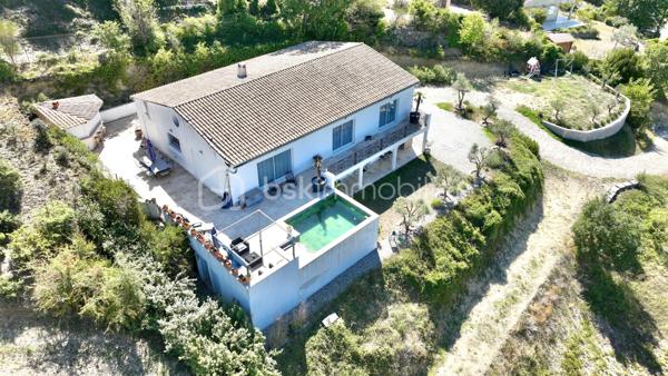 ✨ PROPRIÉTÉ D’EXCEPTION – VILLA 250 m² avec un T2 NEUF + GARAGE 150 m² + PISCINE – sur 2950 M² DE TERRAIN - VALENSOLE - PRIX 780 000 €

VALENSOLE 04210 – Une propriété d’exception aux prestations soignées

Dans un environnement privilégié à Valensole, découvrez cette magnifique propriété offrant environ 250 m² habitables, implantée sur un vaste terrain de 2 950 m², avec piscine, poolhouse et dépendances.

Dès l’entrée, vous serez séduit par les volumes, la qualité des prestations et l’atmosphère chaleureuse de cette maison pensée pour profiter pleinement du confort de vie en Provence.

🏡 UNE VILLA AUX BEAUX VOLUMES

La villa propose une immense pièce de vie, baignée de lumière, composée d’un espace salon/séjour convivial avec cheminée et climatisation gainable, ouvert sur une cuisine entièrement équipée.

Un véritable espace de vie familial, généreux et chaleureux, idéal pour recevoir et partager de beaux moments.

La partie nuit offre 3 belles chambres dont une avec un dressing attenant, avec climatisation, permettant à chacun de bénéficier d’un confort optimal.

☀️ EXTÉRIEURS & ART DE VIVRE

À l’extérieur, vous profiterez d’un agréable espace dédié à la détente avec une piscine et son poolhouse, parfait pour les journées estivales et les soirées entre amis ou en famille.

Le terrain de 2 950 m² offre de beaux espaces et un véritable sentiment de tranquillité.

🚗 UN GARAGE AUX POSSIBILITÉS EXCEPTIONNELLES

La propriété dispose également d’un immense garage d’environ 150 m², offrant de nombreuses possibilités : stationnement de plusieurs véhicules, atelier, stockage, espace professionnel ou encore projet personnel.

Mais ce n’est pas tout…

🏠 UN T2 INDÉPENDANT D’ENVIRON 50 m²

Un appartement T2 indépendant d’environ 50 m², entièrement neuf, vient compléter cette propriété.

Il dispose également d’une chambre et peut répondre à de nombreux projets :

➡️ accueillir famille et amis en toute indépendance
➡️ créer un espace pour un proche
➡️ générer un revenu locatif complémentaire
➡️ envisager une location saisonnière

Un véritable atout pour cette propriété.

⭐ CONFORT & PRESTATIONS

Environ 250 m² habitables
Terrain de 2 950 m²
Piscine
Poolhouse
Garage d’environ 150 m²
T2 indépendant neuf d’environ 50 m²
4 chambres dont 3 chambres dans la villa
Climatisation dans les chambres
Climatisation gainable dans la pièce de vie
Double vitrage
Volets roulants
Cuisine équipée
Cheminée
Aucun travaux à prévoir
Posez vos valises dès votre arrivée
📍 Valensole – 04210

Une propriété rare réunissant volumes, confort, dépendances et potentiel, dans un secteur recherché des Alpes-de-Haute-Provence.

DPE en cours de réalisation – informations à venir prochainement.

Amandine Magnan – BSK Immobilier
📞 06 79 99 89 89
🏡 Votre projet immobilier, avec passion et exigence.