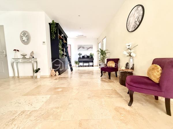 ✨ PROPRIÉTÉ D’EXCEPTION – VILLA 250 m² avec un T2 NEUF + GARAGE 150 m² + PISCINE – sur 2950 M² DE TERRAIN - VALENSOLE - PRIX 780 000 €

VALENSOLE 04210 – Une propriété d’exception aux prestations soignées

Dans un environnement privilégié à Valensole, découvrez cette magnifique propriété offrant environ 250 m² habitables, implantée sur un vaste terrain de 2 950 m², avec piscine, poolhouse et dépendances.

Dès l’entrée, vous serez séduit par les volumes, la qualité des prestations et l’atmosphère chaleureuse de cette maison pensée pour profiter pleinement du confort de vie en Provence.

🏡 UNE VILLA AUX BEAUX VOLUMES

La villa propose une immense pièce de vie, baignée de lumière, composée d’un espace salon/séjour convivial avec cheminée et climatisation gainable, ouvert sur une cuisine entièrement équipée.

Un véritable espace de vie familial, généreux et chaleureux, idéal pour recevoir et partager de beaux moments.

La partie nuit offre 3 belles chambres dont une avec un dressing attenant, avec climatisation, permettant à chacun de bénéficier d’un confort optimal.

☀️ EXTÉRIEURS & ART DE VIVRE

À l’extérieur, vous profiterez d’un agréable espace dédié à la détente avec une piscine et son poolhouse, parfait pour les journées estivales et les soirées entre amis ou en famille.

Le terrain de 2 950 m² offre de beaux espaces et un véritable sentiment de tranquillité.

🚗 UN GARAGE AUX POSSIBILITÉS EXCEPTIONNELLES

La propriété dispose également d’un immense garage d’environ 150 m², offrant de nombreuses possibilités : stationnement de plusieurs véhicules, atelier, stockage, espace professionnel ou encore projet personnel.

Mais ce n’est pas tout…

🏠 UN T2 INDÉPENDANT D’ENVIRON 50 m²

Un appartement T2 indépendant d’environ 50 m², entièrement neuf, vient compléter cette propriété.

Il dispose également d’une chambre et peut répondre à de nombreux projets :

➡️ accueillir famille et amis en toute indépendance
➡️ créer un espace pour un proche
➡️ générer un revenu locatif complémentaire
➡️ envisager une location saisonnière

Un véritable atout pour cette propriété.

⭐ CONFORT & PRESTATIONS

Environ 250 m² habitables
Terrain de 2 950 m²
Piscine
Poolhouse
Garage d’environ 150 m²
T2 indépendant neuf d’environ 50 m²
4 chambres dont 3 chambres dans la villa
Climatisation dans les chambres
Climatisation gainable dans la pièce de vie
Double vitrage
Volets roulants
Cuisine équipée
Cheminée
Aucun travaux à prévoir
Posez vos valises dès votre arrivée
📍 Valensole – 04210

Une propriété rare réunissant volumes, confort, dépendances et potentiel, dans un secteur recherché des Alpes-de-Haute-Provence.

DPE en cours de réalisation – informations à venir prochainement.

Amandine Magnan – BSK Immobilier
📞 06 79 99 89 89
🏡 Votre projet immobilier, avec passion et exigence.