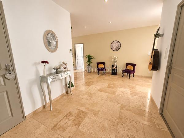 ✨ PROPRIÉTÉ D’EXCEPTION – VILLA 250 m² avec un T2 NEUF + GARAGE 150 m² + PISCINE – sur 2950 M² DE TERRAIN - VALENSOLE - PRIX 780 000 €

VALENSOLE 04210 – Une propriété d’exception aux prestations soignées

Dans un environnement privilégié à Valensole, découvrez cette magnifique propriété offrant environ 250 m² habitables, implantée sur un vaste terrain de 2 950 m², avec piscine, poolhouse et dépendances.

Dès l’entrée, vous serez séduit par les volumes, la qualité des prestations et l’atmosphère chaleureuse de cette maison pensée pour profiter pleinement du confort de vie en Provence.

🏡 UNE VILLA AUX BEAUX VOLUMES

La villa propose une immense pièce de vie, baignée de lumière, composée d’un espace salon/séjour convivial avec cheminée et climatisation gainable, ouvert sur une cuisine entièrement équipée.

Un véritable espace de vie familial, généreux et chaleureux, idéal pour recevoir et partager de beaux moments.

La partie nuit offre 3 belles chambres dont une avec un dressing attenant, avec climatisation, permettant à chacun de bénéficier d’un confort optimal.

☀️ EXTÉRIEURS & ART DE VIVRE

À l’extérieur, vous profiterez d’un agréable espace dédié à la détente avec une piscine et son poolhouse, parfait pour les journées estivales et les soirées entre amis ou en famille.

Le terrain de 2 950 m² offre de beaux espaces et un véritable sentiment de tranquillité.

🚗 UN GARAGE AUX POSSIBILITÉS EXCEPTIONNELLES

La propriété dispose également d’un immense garage d’environ 150 m², offrant de nombreuses possibilités : stationnement de plusieurs véhicules, atelier, stockage, espace professionnel ou encore projet personnel.

Mais ce n’est pas tout…

🏠 UN T2 INDÉPENDANT D’ENVIRON 50 m²

Un appartement T2 indépendant d’environ 50 m², entièrement neuf, vient compléter cette propriété.

Il dispose également d’une chambre et peut répondre à de nombreux projets :

➡️ accueillir famille et amis en toute indépendance
➡️ créer un espace pour un proche
➡️ générer un revenu locatif complémentaire
➡️ envisager une location saisonnière

Un véritable atout pour cette propriété.

⭐ CONFORT & PRESTATIONS

Environ 250 m² habitables
Terrain de 2 950 m²
Piscine
Poolhouse
Garage d’environ 150 m²
T2 indépendant neuf d’environ 50 m²
4 chambres dont 3 chambres dans la villa
Climatisation dans les chambres
Climatisation gainable dans la pièce de vie
Double vitrage
Volets roulants
Cuisine équipée
Cheminée
Aucun travaux à prévoir
Posez vos valises dès votre arrivée
📍 Valensole – 04210

Une propriété rare réunissant volumes, confort, dépendances et potentiel, dans un secteur recherché des Alpes-de-Haute-Provence.

DPE en cours de réalisation – informations à venir prochainement.

Amandine Magnan – BSK Immobilier
📞 06 79 99 89 89
🏡 Votre projet immobilier, avec passion et exigence.