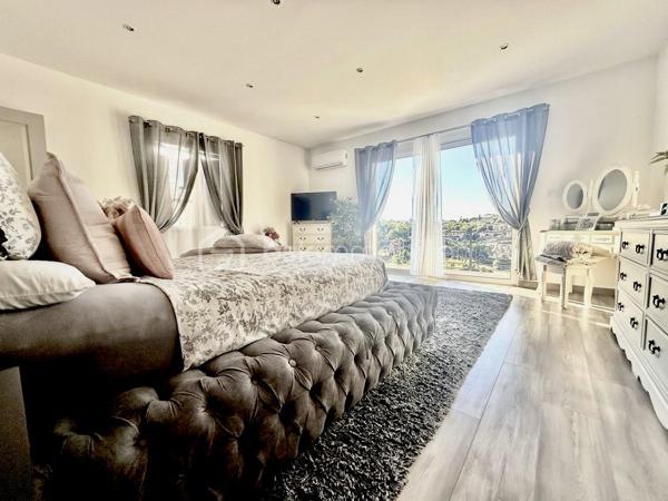 ✨ PROPRIÉTÉ D’EXCEPTION – VILLA 250 m² avec un T2 NEUF + GARAGE 150 m² + PISCINE – sur 2950 M² DE TERRAIN - VALENSOLE - PRIX 780 000 €

VALENSOLE 04210 – Une propriété d’exception aux prestations soignées

Dans un environnement privilégié à Valensole, découvrez cette magnifique propriété offrant environ 250 m² habitables, implantée sur un vaste terrain de 2 950 m², avec piscine, poolhouse et dépendances.

Dès l’entrée, vous serez séduit par les volumes, la qualité des prestations et l’atmosphère chaleureuse de cette maison pensée pour profiter pleinement du confort de vie en Provence.

🏡 UNE VILLA AUX BEAUX VOLUMES

La villa propose une immense pièce de vie, baignée de lumière, composée d’un espace salon/séjour convivial avec cheminée et climatisation gainable, ouvert sur une cuisine entièrement équipée.

Un véritable espace de vie familial, généreux et chaleureux, idéal pour recevoir et partager de beaux moments.

La partie nuit offre 3 belles chambres dont une avec un dressing attenant, avec climatisation, permettant à chacun de bénéficier d’un confort optimal.

☀️ EXTÉRIEURS & ART DE VIVRE

À l’extérieur, vous profiterez d’un agréable espace dédié à la détente avec une piscine et son poolhouse, parfait pour les journées estivales et les soirées entre amis ou en famille.

Le terrain de 2 950 m² offre de beaux espaces et un véritable sentiment de tranquillité.

🚗 UN GARAGE AUX POSSIBILITÉS EXCEPTIONNELLES

La propriété dispose également d’un immense garage d’environ 150 m², offrant de nombreuses possibilités : stationnement de plusieurs véhicules, atelier, stockage, espace professionnel ou encore projet personnel.

Mais ce n’est pas tout…

🏠 UN T2 INDÉPENDANT D’ENVIRON 50 m²

Un appartement T2 indépendant d’environ 50 m², entièrement neuf, vient compléter cette propriété.

Il dispose également d’une chambre et peut répondre à de nombreux projets :

➡️ accueillir famille et amis en toute indépendance
➡️ créer un espace pour un proche
➡️ générer un revenu locatif complémentaire
➡️ envisager une location saisonnière

Un véritable atout pour cette propriété.

⭐ CONFORT & PRESTATIONS

Environ 250 m² habitables
Terrain de 2 950 m²
Piscine
Poolhouse
Garage d’environ 150 m²
T2 indépendant neuf d’environ 50 m²
4 chambres dont 3 chambres dans la villa
Climatisation dans les chambres
Climatisation gainable dans la pièce de vie
Double vitrage
Volets roulants
Cuisine équipée
Cheminée
Aucun travaux à prévoir
Posez vos valises dès votre arrivée
📍 Valensole – 04210

Une propriété rare réunissant volumes, confort, dépendances et potentiel, dans un secteur recherché des Alpes-de-Haute-Provence.

DPE en cours de réalisation – informations à venir prochainement.

Amandine Magnan – BSK Immobilier
📞 06 79 99 89 89
🏡 Votre projet immobilier, avec passion et exigence.