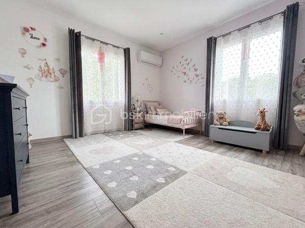 ✨ PROPRIÉTÉ D’EXCEPTION – VILLA 250 m² avec un T2 NEUF + GARAGE 150 m² + PISCINE – sur 2950 M² DE TERRAIN - VALENSOLE - PRIX 780 000 €

VALENSOLE 04210 – Une propriété d’exception aux prestations soignées

Dans un environnement privilégié à Valensole, découvrez cette magnifique propriété offrant environ 250 m² habitables, implantée sur un vaste terrain de 2 950 m², avec piscine, poolhouse et dépendances.

Dès l’entrée, vous serez séduit par les volumes, la qualité des prestations et l’atmosphère chaleureuse de cette maison pensée pour profiter pleinement du confort de vie en Provence.

🏡 UNE VILLA AUX BEAUX VOLUMES

La villa propose une immense pièce de vie, baignée de lumière, composée d’un espace salon/séjour convivial avec cheminée et climatisation gainable, ouvert sur une cuisine entièrement équipée.

Un véritable espace de vie familial, généreux et chaleureux, idéal pour recevoir et partager de beaux moments.

La partie nuit offre 3 belles chambres dont une avec un dressing attenant, avec climatisation, permettant à chacun de bénéficier d’un confort optimal.

☀️ EXTÉRIEURS & ART DE VIVRE

À l’extérieur, vous profiterez d’un agréable espace dédié à la détente avec une piscine et son poolhouse, parfait pour les journées estivales et les soirées entre amis ou en famille.

Le terrain de 2 950 m² offre de beaux espaces et un véritable sentiment de tranquillité.

🚗 UN GARAGE AUX POSSIBILITÉS EXCEPTIONNELLES

La propriété dispose également d’un immense garage d’environ 150 m², offrant de nombreuses possibilités : stationnement de plusieurs véhicules, atelier, stockage, espace professionnel ou encore projet personnel.

Mais ce n’est pas tout…

🏠 UN T2 INDÉPENDANT D’ENVIRON 50 m²

Un appartement T2 indépendant d’environ 50 m², entièrement neuf, vient compléter cette propriété.

Il dispose également d’une chambre et peut répondre à de nombreux projets :

➡️ accueillir famille et amis en toute indépendance
➡️ créer un espace pour un proche
➡️ générer un revenu locatif complémentaire
➡️ envisager une location saisonnière

Un véritable atout pour cette propriété.

⭐ CONFORT & PRESTATIONS

Environ 250 m² habitables
Terrain de 2 950 m²
Piscine
Poolhouse
Garage d’environ 150 m²
T2 indépendant neuf d’environ 50 m²
4 chambres dont 3 chambres dans la villa
Climatisation dans les chambres
Climatisation gainable dans la pièce de vie
Double vitrage
Volets roulants
Cuisine équipée
Cheminée
Aucun travaux à prévoir
Posez vos valises dès votre arrivée
📍 Valensole – 04210

Une propriété rare réunissant volumes, confort, dépendances et potentiel, dans un secteur recherché des Alpes-de-Haute-Provence.

DPE en cours de réalisation – informations à venir prochainement.

Amandine Magnan – BSK Immobilier
📞 06 79 99 89 89
🏡 Votre projet immobilier, avec passion et exigence.