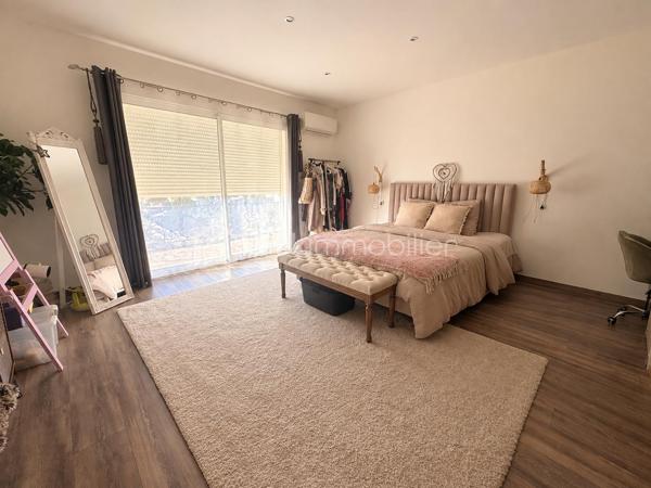 ✨ PROPRIÉTÉ D’EXCEPTION – VILLA 250 m² avec un T2 NEUF + GARAGE 150 m² + PISCINE – sur 2950 M² DE TERRAIN - VALENSOLE - PRIX 780 000 €

VALENSOLE 04210 – Une propriété d’exception aux prestations soignées

Dans un environnement privilégié à Valensole, découvrez cette magnifique propriété offrant environ 250 m² habitables, implantée sur un vaste terrain de 2 950 m², avec piscine, poolhouse et dépendances.

Dès l’entrée, vous serez séduit par les volumes, la qualité des prestations et l’atmosphère chaleureuse de cette maison pensée pour profiter pleinement du confort de vie en Provence.

🏡 UNE VILLA AUX BEAUX VOLUMES

La villa propose une immense pièce de vie, baignée de lumière, composée d’un espace salon/séjour convivial avec cheminée et climatisation gainable, ouvert sur une cuisine entièrement équipée.

Un véritable espace de vie familial, généreux et chaleureux, idéal pour recevoir et partager de beaux moments.

La partie nuit offre 3 belles chambres dont une avec un dressing attenant, avec climatisation, permettant à chacun de bénéficier d’un confort optimal.

☀️ EXTÉRIEURS & ART DE VIVRE

À l’extérieur, vous profiterez d’un agréable espace dédié à la détente avec une piscine et son poolhouse, parfait pour les journées estivales et les soirées entre amis ou en famille.

Le terrain de 2 950 m² offre de beaux espaces et un véritable sentiment de tranquillité.

🚗 UN GARAGE AUX POSSIBILITÉS EXCEPTIONNELLES

La propriété dispose également d’un immense garage d’environ 150 m², offrant de nombreuses possibilités : stationnement de plusieurs véhicules, atelier, stockage, espace professionnel ou encore projet personnel.

Mais ce n’est pas tout…

🏠 UN T2 INDÉPENDANT D’ENVIRON 50 m²

Un appartement T2 indépendant d’environ 50 m², entièrement neuf, vient compléter cette propriété.

Il dispose également d’une chambre et peut répondre à de nombreux projets :

➡️ accueillir famille et amis en toute indépendance
➡️ créer un espace pour un proche
➡️ générer un revenu locatif complémentaire
➡️ envisager une location saisonnière

Un véritable atout pour cette propriété.

⭐ CONFORT & PRESTATIONS

Environ 250 m² habitables
Terrain de 2 950 m²
Piscine
Poolhouse
Garage d’environ 150 m²
T2 indépendant neuf d’environ 50 m²
4 chambres dont 3 chambres dans la villa
Climatisation dans les chambres
Climatisation gainable dans la pièce de vie
Double vitrage
Volets roulants
Cuisine équipée
Cheminée
Aucun travaux à prévoir
Posez vos valises dès votre arrivée
📍 Valensole – 04210

Une propriété rare réunissant volumes, confort, dépendances et potentiel, dans un secteur recherché des Alpes-de-Haute-Provence.

DPE en cours de réalisation – informations à venir prochainement.

Amandine Magnan – BSK Immobilier
📞 06 79 99 89 89
🏡 Votre projet immobilier, avec passion et exigence.
