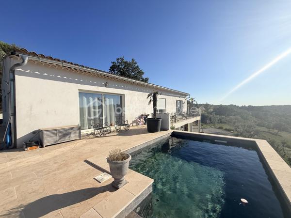 ✨ PROPRIÉTÉ D’EXCEPTION – VILLA 250 m² avec un T2 NEUF + GARAGE 150 m² + PISCINE – sur 2950 M² DE TERRAIN - VALENSOLE - PRIX 780 000 €

VALENSOLE 04210 – Une propriété d’exception aux prestations soignées

Dans un environnement privilégié à Valensole, découvrez cette magnifique propriété offrant environ 250 m² habitables, implantée sur un vaste terrain de 2 950 m², avec piscine, poolhouse et dépendances.

Dès l’entrée, vous serez séduit par les volumes, la qualité des prestations et l’atmosphère chaleureuse de cette maison pensée pour profiter pleinement du confort de vie en Provence.

🏡 UNE VILLA AUX BEAUX VOLUMES

La villa propose une immense pièce de vie, baignée de lumière, composée d’un espace salon/séjour convivial avec cheminée et climatisation gainable, ouvert sur une cuisine entièrement équipée.

Un véritable espace de vie familial, généreux et chaleureux, idéal pour recevoir et partager de beaux moments.

La partie nuit offre 3 belles chambres dont une avec un dressing attenant, avec climatisation, permettant à chacun de bénéficier d’un confort optimal.

☀️ EXTÉRIEURS & ART DE VIVRE

À l’extérieur, vous profiterez d’un agréable espace dédié à la détente avec une piscine et son poolhouse, parfait pour les journées estivales et les soirées entre amis ou en famille.

Le terrain de 2 950 m² offre de beaux espaces et un véritable sentiment de tranquillité.

🚗 UN GARAGE AUX POSSIBILITÉS EXCEPTIONNELLES

La propriété dispose également d’un immense garage d’environ 150 m², offrant de nombreuses possibilités : stationnement de plusieurs véhicules, atelier, stockage, espace professionnel ou encore projet personnel.

Mais ce n’est pas tout…

🏠 UN T2 INDÉPENDANT D’ENVIRON 50 m²

Un appartement T2 indépendant d’environ 50 m², entièrement neuf, vient compléter cette propriété.

Il dispose également d’une chambre et peut répondre à de nombreux projets :

➡️ accueillir famille et amis en toute indépendance
➡️ créer un espace pour un proche
➡️ générer un revenu locatif complémentaire
➡️ envisager une location saisonnière

Un véritable atout pour cette propriété.

⭐ CONFORT & PRESTATIONS

Environ 250 m² habitables
Terrain de 2 950 m²
Piscine
Poolhouse
Garage d’environ 150 m²
T2 indépendant neuf d’environ 50 m²
4 chambres dont 3 chambres dans la villa
Climatisation dans les chambres
Climatisation gainable dans la pièce de vie
Double vitrage
Volets roulants
Cuisine équipée
Cheminée
Aucun travaux à prévoir
Posez vos valises dès votre arrivée
📍 Valensole – 04210

Une propriété rare réunissant volumes, confort, dépendances et potentiel, dans un secteur recherché des Alpes-de-Haute-Provence.

DPE en cours de réalisation – informations à venir prochainement.

Amandine Magnan – BSK Immobilier
📞 06 79 99 89 89
🏡 Votre projet immobilier, avec passion et exigence.