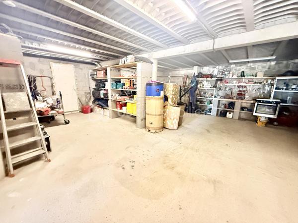 ✨ PROPRIÉTÉ D’EXCEPTION – VILLA 250 m² avec un T2 NEUF + GARAGE 150 m² + PISCINE – sur 2950 M² DE TERRAIN - VALENSOLE - PRIX 780 000 €

VALENSOLE 04210 – Une propriété d’exception aux prestations soignées

Dans un environnement privilégié à Valensole, découvrez cette magnifique propriété offrant environ 250 m² habitables, implantée sur un vaste terrain de 2 950 m², avec piscine, poolhouse et dépendances.

Dès l’entrée, vous serez séduit par les volumes, la qualité des prestations et l’atmosphère chaleureuse de cette maison pensée pour profiter pleinement du confort de vie en Provence.

🏡 UNE VILLA AUX BEAUX VOLUMES

La villa propose une immense pièce de vie, baignée de lumière, composée d’un espace salon/séjour convivial avec cheminée et climatisation gainable, ouvert sur une cuisine entièrement équipée.

Un véritable espace de vie familial, généreux et chaleureux, idéal pour recevoir et partager de beaux moments.

La partie nuit offre 3 belles chambres dont une avec un dressing attenant, avec climatisation, permettant à chacun de bénéficier d’un confort optimal.

☀️ EXTÉRIEURS & ART DE VIVRE

À l’extérieur, vous profiterez d’un agréable espace dédié à la détente avec une piscine et son poolhouse, parfait pour les journées estivales et les soirées entre amis ou en famille.

Le terrain de 2 950 m² offre de beaux espaces et un véritable sentiment de tranquillité.

🚗 UN GARAGE AUX POSSIBILITÉS EXCEPTIONNELLES

La propriété dispose également d’un immense garage d’environ 150 m², offrant de nombreuses possibilités : stationnement de plusieurs véhicules, atelier, stockage, espace professionnel ou encore projet personnel.

Mais ce n’est pas tout…

🏠 UN T2 INDÉPENDANT D’ENVIRON 50 m²

Un appartement T2 indépendant d’environ 50 m², entièrement neuf, vient compléter cette propriété.

Il dispose également d’une chambre et peut répondre à de nombreux projets :

➡️ accueillir famille et amis en toute indépendance
➡️ créer un espace pour un proche
➡️ générer un revenu locatif complémentaire
➡️ envisager une location saisonnière

Un véritable atout pour cette propriété.

⭐ CONFORT & PRESTATIONS

Environ 250 m² habitables
Terrain de 2 950 m²
Piscine
Poolhouse
Garage d’environ 150 m²
T2 indépendant neuf d’environ 50 m²
4 chambres dont 3 chambres dans la villa
Climatisation dans les chambres
Climatisation gainable dans la pièce de vie
Double vitrage
Volets roulants
Cuisine équipée
Cheminée
Aucun travaux à prévoir
Posez vos valises dès votre arrivée
📍 Valensole – 04210

Une propriété rare réunissant volumes, confort, dépendances et potentiel, dans un secteur recherché des Alpes-de-Haute-Provence.

DPE en cours de réalisation – informations à venir prochainement.

Amandine Magnan – BSK Immobilier
📞 06 79 99 89 89
🏡 Votre projet immobilier, avec passion et exigence.