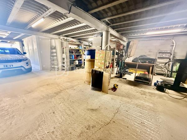 ✨ PROPRIÉTÉ D’EXCEPTION – VILLA 250 m² avec un T2 NEUF + GARAGE 150 m² + PISCINE – sur 2950 M² DE TERRAIN - VALENSOLE - PRIX 780 000 €

VALENSOLE 04210 – Une propriété d’exception aux prestations soignées

Dans un environnement privilégié à Valensole, découvrez cette magnifique propriété offrant environ 250 m² habitables, implantée sur un vaste terrain de 2 950 m², avec piscine, poolhouse et dépendances.

Dès l’entrée, vous serez séduit par les volumes, la qualité des prestations et l’atmosphère chaleureuse de cette maison pensée pour profiter pleinement du confort de vie en Provence.

🏡 UNE VILLA AUX BEAUX VOLUMES

La villa propose une immense pièce de vie, baignée de lumière, composée d’un espace salon/séjour convivial avec cheminée et climatisation gainable, ouvert sur une cuisine entièrement équipée.

Un véritable espace de vie familial, généreux et chaleureux, idéal pour recevoir et partager de beaux moments.

La partie nuit offre 3 belles chambres dont une avec un dressing attenant, avec climatisation, permettant à chacun de bénéficier d’un confort optimal.

☀️ EXTÉRIEURS & ART DE VIVRE

À l’extérieur, vous profiterez d’un agréable espace dédié à la détente avec une piscine et son poolhouse, parfait pour les journées estivales et les soirées entre amis ou en famille.

Le terrain de 2 950 m² offre de beaux espaces et un véritable sentiment de tranquillité.

🚗 UN GARAGE AUX POSSIBILITÉS EXCEPTIONNELLES

La propriété dispose également d’un immense garage d’environ 150 m², offrant de nombreuses possibilités : stationnement de plusieurs véhicules, atelier, stockage, espace professionnel ou encore projet personnel.

Mais ce n’est pas tout…

🏠 UN T2 INDÉPENDANT D’ENVIRON 50 m²

Un appartement T2 indépendant d’environ 50 m², entièrement neuf, vient compléter cette propriété.

Il dispose également d’une chambre et peut répondre à de nombreux projets :

➡️ accueillir famille et amis en toute indépendance
➡️ créer un espace pour un proche
➡️ générer un revenu locatif complémentaire
➡️ envisager une location saisonnière

Un véritable atout pour cette propriété.

⭐ CONFORT & PRESTATIONS

Environ 250 m² habitables
Terrain de 2 950 m²
Piscine
Poolhouse
Garage d’environ 150 m²
T2 indépendant neuf d’environ 50 m²
4 chambres dont 3 chambres dans la villa
Climatisation dans les chambres
Climatisation gainable dans la pièce de vie
Double vitrage
Volets roulants
Cuisine équipée
Cheminée
Aucun travaux à prévoir
Posez vos valises dès votre arrivée
📍 Valensole – 04210

Une propriété rare réunissant volumes, confort, dépendances et potentiel, dans un secteur recherché des Alpes-de-Haute-Provence.

DPE en cours de réalisation – informations à venir prochainement.

Amandine Magnan – BSK Immobilier
📞 06 79 99 89 89
🏡 Votre projet immobilier, avec passion et exigence.