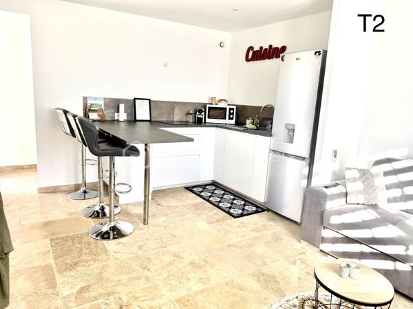 ✨ PROPRIÉTÉ D’EXCEPTION – VILLA 250 m² avec un T2 NEUF + GARAGE 150 m² + PISCINE – sur 2950 M² DE TERRAIN - VALENSOLE - PRIX 780 000 €

VALENSOLE 04210 – Une propriété d’exception aux prestations soignées

Dans un environnement privilégié à Valensole, découvrez cette magnifique propriété offrant environ 250 m² habitables, implantée sur un vaste terrain de 2 950 m², avec piscine, poolhouse et dépendances.

Dès l’entrée, vous serez séduit par les volumes, la qualité des prestations et l’atmosphère chaleureuse de cette maison pensée pour profiter pleinement du confort de vie en Provence.

🏡 UNE VILLA AUX BEAUX VOLUMES

La villa propose une immense pièce de vie, baignée de lumière, composée d’un espace salon/séjour convivial avec cheminée et climatisation gainable, ouvert sur une cuisine entièrement équipée.

Un véritable espace de vie familial, généreux et chaleureux, idéal pour recevoir et partager de beaux moments.

La partie nuit offre 3 belles chambres dont une avec un dressing attenant, avec climatisation, permettant à chacun de bénéficier d’un confort optimal.

☀️ EXTÉRIEURS & ART DE VIVRE

À l’extérieur, vous profiterez d’un agréable espace dédié à la détente avec une piscine et son poolhouse, parfait pour les journées estivales et les soirées entre amis ou en famille.

Le terrain de 2 950 m² offre de beaux espaces et un véritable sentiment de tranquillité.

🚗 UN GARAGE AUX POSSIBILITÉS EXCEPTIONNELLES

La propriété dispose également d’un immense garage d’environ 150 m², offrant de nombreuses possibilités : stationnement de plusieurs véhicules, atelier, stockage, espace professionnel ou encore projet personnel.

Mais ce n’est pas tout…

🏠 UN T2 INDÉPENDANT D’ENVIRON 50 m²

Un appartement T2 indépendant d’environ 50 m², entièrement neuf, vient compléter cette propriété.

Il dispose également d’une chambre et peut répondre à de nombreux projets :

➡️ accueillir famille et amis en toute indépendance
➡️ créer un espace pour un proche
➡️ générer un revenu locatif complémentaire
➡️ envisager une location saisonnière

Un véritable atout pour cette propriété.

⭐ CONFORT & PRESTATIONS

Environ 250 m² habitables
Terrain de 2 950 m²
Piscine
Poolhouse
Garage d’environ 150 m²
T2 indépendant neuf d’environ 50 m²
4 chambres dont 3 chambres dans la villa
Climatisation dans les chambres
Climatisation gainable dans la pièce de vie
Double vitrage
Volets roulants
Cuisine équipée
Cheminée
Aucun travaux à prévoir
Posez vos valises dès votre arrivée
📍 Valensole – 04210

Une propriété rare réunissant volumes, confort, dépendances et potentiel, dans un secteur recherché des Alpes-de-Haute-Provence.

DPE en cours de réalisation – informations à venir prochainement.

Amandine Magnan – BSK Immobilier
📞 06 79 99 89 89
🏡 Votre projet immobilier, avec passion et exigence.