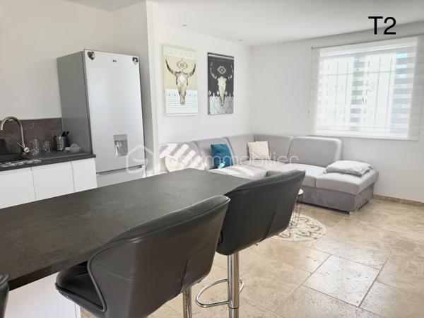 ✨ PROPRIÉTÉ D’EXCEPTION – VILLA 250 m² avec un T2 NEUF + GARAGE 150 m² + PISCINE – sur 2950 M² DE TERRAIN - VALENSOLE - PRIX 780 000 €

VALENSOLE 04210 – Une propriété d’exception aux prestations soignées

Dans un environnement privilégié à Valensole, découvrez cette magnifique propriété offrant environ 250 m² habitables, implantée sur un vaste terrain de 2 950 m², avec piscine, poolhouse et dépendances.

Dès l’entrée, vous serez séduit par les volumes, la qualité des prestations et l’atmosphère chaleureuse de cette maison pensée pour profiter pleinement du confort de vie en Provence.

🏡 UNE VILLA AUX BEAUX VOLUMES

La villa propose une immense pièce de vie, baignée de lumière, composée d’un espace salon/séjour convivial avec cheminée et climatisation gainable, ouvert sur une cuisine entièrement équipée.

Un véritable espace de vie familial, généreux et chaleureux, idéal pour recevoir et partager de beaux moments.

La partie nuit offre 3 belles chambres dont une avec un dressing attenant, avec climatisation, permettant à chacun de bénéficier d’un confort optimal.

☀️ EXTÉRIEURS & ART DE VIVRE

À l’extérieur, vous profiterez d’un agréable espace dédié à la détente avec une piscine et son poolhouse, parfait pour les journées estivales et les soirées entre amis ou en famille.

Le terrain de 2 950 m² offre de beaux espaces et un véritable sentiment de tranquillité.

🚗 UN GARAGE AUX POSSIBILITÉS EXCEPTIONNELLES

La propriété dispose également d’un immense garage d’environ 150 m², offrant de nombreuses possibilités : stationnement de plusieurs véhicules, atelier, stockage, espace professionnel ou encore projet personnel.

Mais ce n’est pas tout…

🏠 UN T2 INDÉPENDANT D’ENVIRON 50 m²

Un appartement T2 indépendant d’environ 50 m², entièrement neuf, vient compléter cette propriété.

Il dispose également d’une chambre et peut répondre à de nombreux projets :

➡️ accueillir famille et amis en toute indépendance
➡️ créer un espace pour un proche
➡️ générer un revenu locatif complémentaire
➡️ envisager une location saisonnière

Un véritable atout pour cette propriété.

⭐ CONFORT & PRESTATIONS

Environ 250 m² habitables
Terrain de 2 950 m²
Piscine
Poolhouse
Garage d’environ 150 m²
T2 indépendant neuf d’environ 50 m²
4 chambres dont 3 chambres dans la villa
Climatisation dans les chambres
Climatisation gainable dans la pièce de vie
Double vitrage
Volets roulants
Cuisine équipée
Cheminée
Aucun travaux à prévoir
Posez vos valises dès votre arrivée
📍 Valensole – 04210

Une propriété rare réunissant volumes, confort, dépendances et potentiel, dans un secteur recherché des Alpes-de-Haute-Provence.

DPE en cours de réalisation – informations à venir prochainement.

Amandine Magnan – BSK Immobilier
📞 06 79 99 89 89
🏡 Votre projet immobilier, avec passion et exigence.