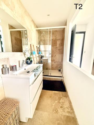 ✨ PROPRIÉTÉ D’EXCEPTION – VILLA 250 m² avec un T2 NEUF + GARAGE 150 m² + PISCINE – sur 2950 M² DE TERRAIN - VALENSOLE - PRIX 780 000 €

VALENSOLE 04210 – Une propriété d’exception aux prestations soignées

Dans un environnement privilégié à Valensole, découvrez cette magnifique propriété offrant environ 250 m² habitables, implantée sur un vaste terrain de 2 950 m², avec piscine, poolhouse et dépendances.

Dès l’entrée, vous serez séduit par les volumes, la qualité des prestations et l’atmosphère chaleureuse de cette maison pensée pour profiter pleinement du confort de vie en Provence.

🏡 UNE VILLA AUX BEAUX VOLUMES

La villa propose une immense pièce de vie, baignée de lumière, composée d’un espace salon/séjour convivial avec cheminée et climatisation gainable, ouvert sur une cuisine entièrement équipée.

Un véritable espace de vie familial, généreux et chaleureux, idéal pour recevoir et partager de beaux moments.

La partie nuit offre 3 belles chambres dont une avec un dressing attenant, avec climatisation, permettant à chacun de bénéficier d’un confort optimal.

☀️ EXTÉRIEURS & ART DE VIVRE

À l’extérieur, vous profiterez d’un agréable espace dédié à la détente avec une piscine et son poolhouse, parfait pour les journées estivales et les soirées entre amis ou en famille.

Le terrain de 2 950 m² offre de beaux espaces et un véritable sentiment de tranquillité.

🚗 UN GARAGE AUX POSSIBILITÉS EXCEPTIONNELLES

La propriété dispose également d’un immense garage d’environ 150 m², offrant de nombreuses possibilités : stationnement de plusieurs véhicules, atelier, stockage, espace professionnel ou encore projet personnel.

Mais ce n’est pas tout…

🏠 UN T2 INDÉPENDANT D’ENVIRON 50 m²

Un appartement T2 indépendant d’environ 50 m², entièrement neuf, vient compléter cette propriété.

Il dispose également d’une chambre et peut répondre à de nombreux projets :

➡️ accueillir famille et amis en toute indépendance
➡️ créer un espace pour un proche
➡️ générer un revenu locatif complémentaire
➡️ envisager une location saisonnière

Un véritable atout pour cette propriété.

⭐ CONFORT & PRESTATIONS

Environ 250 m² habitables
Terrain de 2 950 m²
Piscine
Poolhouse
Garage d’environ 150 m²
T2 indépendant neuf d’environ 50 m²
4 chambres dont 3 chambres dans la villa
Climatisation dans les chambres
Climatisation gainable dans la pièce de vie
Double vitrage
Volets roulants
Cuisine équipée
Cheminée
Aucun travaux à prévoir
Posez vos valises dès votre arrivée
📍 Valensole – 04210

Une propriété rare réunissant volumes, confort, dépendances et potentiel, dans un secteur recherché des Alpes-de-Haute-Provence.

DPE en cours de réalisation – informations à venir prochainement.

Amandine Magnan – BSK Immobilier
📞 06 79 99 89 89
🏡 Votre projet immobilier, avec passion et exigence.