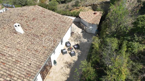 ✨ PROPRIÉTÉ D’EXCEPTION – VILLA 250 m² avec un T2 NEUF + GARAGE 150 m² + PISCINE – sur 2950 M² DE TERRAIN - VALENSOLE - PRIX 780 000 €

VALENSOLE 04210 – Une propriété d’exception aux prestations soignées

Dans un environnement privilégié à Valensole, découvrez cette magnifique propriété offrant environ 250 m² habitables, implantée sur un vaste terrain de 2 950 m², avec piscine, poolhouse et dépendances.

Dès l’entrée, vous serez séduit par les volumes, la qualité des prestations et l’atmosphère chaleureuse de cette maison pensée pour profiter pleinement du confort de vie en Provence.

🏡 UNE VILLA AUX BEAUX VOLUMES

La villa propose une immense pièce de vie, baignée de lumière, composée d’un espace salon/séjour convivial avec cheminée et climatisation gainable, ouvert sur une cuisine entièrement équipée.

Un véritable espace de vie familial, généreux et chaleureux, idéal pour recevoir et partager de beaux moments.

La partie nuit offre 3 belles chambres dont une avec un dressing attenant, avec climatisation, permettant à chacun de bénéficier d’un confort optimal.

☀️ EXTÉRIEURS & ART DE VIVRE

À l’extérieur, vous profiterez d’un agréable espace dédié à la détente avec une piscine et son poolhouse, parfait pour les journées estivales et les soirées entre amis ou en famille.

Le terrain de 2 950 m² offre de beaux espaces et un véritable sentiment de tranquillité.

🚗 UN GARAGE AUX POSSIBILITÉS EXCEPTIONNELLES

La propriété dispose également d’un immense garage d’environ 150 m², offrant de nombreuses possibilités : stationnement de plusieurs véhicules, atelier, stockage, espace professionnel ou encore projet personnel.

Mais ce n’est pas tout…

🏠 UN T2 INDÉPENDANT D’ENVIRON 50 m²

Un appartement T2 indépendant d’environ 50 m², entièrement neuf, vient compléter cette propriété.

Il dispose également d’une chambre et peut répondre à de nombreux projets :

➡️ accueillir famille et amis en toute indépendance
➡️ créer un espace pour un proche
➡️ générer un revenu locatif complémentaire
➡️ envisager une location saisonnière

Un véritable atout pour cette propriété.

⭐ CONFORT & PRESTATIONS

Environ 250 m² habitables
Terrain de 2 950 m²
Piscine
Poolhouse
Garage d’environ 150 m²
T2 indépendant neuf d’environ 50 m²
4 chambres dont 3 chambres dans la villa
Climatisation dans les chambres
Climatisation gainable dans la pièce de vie
Double vitrage
Volets roulants
Cuisine équipée
Cheminée
Aucun travaux à prévoir
Posez vos valises dès votre arrivée
📍 Valensole – 04210

Une propriété rare réunissant volumes, confort, dépendances et potentiel, dans un secteur recherché des Alpes-de-Haute-Provence.

DPE en cours de réalisation – informations à venir prochainement.

Amandine Magnan – BSK Immobilier
📞 06 79 99 89 89
🏡 Votre projet immobilier, avec passion et exigence.