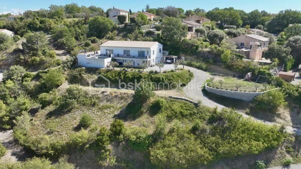 ✨ PROPRIÉTÉ D’EXCEPTION – VILLA 250 m² avec un T2 NEUF + GARAGE 150 m² + PISCINE – sur 2950 M² DE TERRAIN - VALENSOLE - PRIX 780 000 €

VALENSOLE 04210 – Une propriété d’exception aux prestations soignées

Dans un environnement privilégié à Valensole, découvrez cette magnifique propriété offrant environ 250 m² habitables, implantée sur un vaste terrain de 2 950 m², avec piscine, poolhouse et dépendances.

Dès l’entrée, vous serez séduit par les volumes, la qualité des prestations et l’atmosphère chaleureuse de cette maison pensée pour profiter pleinement du confort de vie en Provence.

🏡 UNE VILLA AUX BEAUX VOLUMES

La villa propose une immense pièce de vie, baignée de lumière, composée d’un espace salon/séjour convivial avec cheminée et climatisation gainable, ouvert sur une cuisine entièrement équipée.

Un véritable espace de vie familial, généreux et chaleureux, idéal pour recevoir et partager de beaux moments.

La partie nuit offre 3 belles chambres dont une avec un dressing attenant, avec climatisation, permettant à chacun de bénéficier d’un confort optimal.

☀️ EXTÉRIEURS & ART DE VIVRE

À l’extérieur, vous profiterez d’un agréable espace dédié à la détente avec une piscine et son poolhouse, parfait pour les journées estivales et les soirées entre amis ou en famille.

Le terrain de 2 950 m² offre de beaux espaces et un véritable sentiment de tranquillité.

🚗 UN GARAGE AUX POSSIBILITÉS EXCEPTIONNELLES

La propriété dispose également d’un immense garage d’environ 150 m², offrant de nombreuses possibilités : stationnement de plusieurs véhicules, atelier, stockage, espace professionnel ou encore projet personnel.

Mais ce n’est pas tout…

🏠 UN T2 INDÉPENDANT D’ENVIRON 50 m²

Un appartement T2 indépendant d’environ 50 m², entièrement neuf, vient compléter cette propriété.

Il dispose également d’une chambre et peut répondre à de nombreux projets :

➡️ accueillir famille et amis en toute indépendance
➡️ créer un espace pour un proche
➡️ générer un revenu locatif complémentaire
➡️ envisager une location saisonnière

Un véritable atout pour cette propriété.

⭐ CONFORT & PRESTATIONS

Environ 250 m² habitables
Terrain de 2 950 m²
Piscine
Poolhouse
Garage d’environ 150 m²
T2 indépendant neuf d’environ 50 m²
4 chambres dont 3 chambres dans la villa
Climatisation dans les chambres
Climatisation gainable dans la pièce de vie
Double vitrage
Volets roulants
Cuisine équipée
Cheminée
Aucun travaux à prévoir
Posez vos valises dès votre arrivée
📍 Valensole – 04210

Une propriété rare réunissant volumes, confort, dépendances et potentiel, dans un secteur recherché des Alpes-de-Haute-Provence.

DPE en cours de réalisation – informations à venir prochainement.

Amandine Magnan – BSK Immobilier
📞 06 79 99 89 89
🏡 Votre projet immobilier, avec passion et exigence.