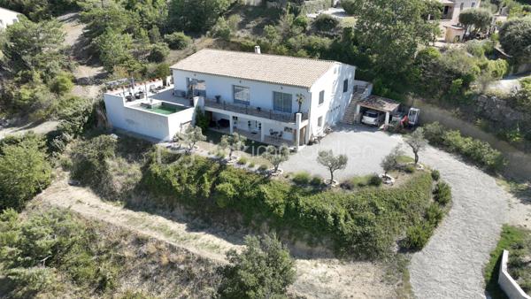 ✨ PROPRIÉTÉ D’EXCEPTION – VILLA 250 m² avec un T2 NEUF + GARAGE 150 m² + PISCINE – sur 2950 M² DE TERRAIN - VALENSOLE - PRIX 780 000 €

VALENSOLE 04210 – Une propriété d’exception aux prestations soignées

Dans un environnement privilégié à Valensole, découvrez cette magnifique propriété offrant environ 250 m² habitables, implantée sur un vaste terrain de 2 950 m², avec piscine, poolhouse et dépendances.

Dès l’entrée, vous serez séduit par les volumes, la qualité des prestations et l’atmosphère chaleureuse de cette maison pensée pour profiter pleinement du confort de vie en Provence.

🏡 UNE VILLA AUX BEAUX VOLUMES

La villa propose une immense pièce de vie, baignée de lumière, composée d’un espace salon/séjour convivial avec cheminée et climatisation gainable, ouvert sur une cuisine entièrement équipée.

Un véritable espace de vie familial, généreux et chaleureux, idéal pour recevoir et partager de beaux moments.

La partie nuit offre 3 belles chambres dont une avec un dressing attenant, avec climatisation, permettant à chacun de bénéficier d’un confort optimal.

☀️ EXTÉRIEURS & ART DE VIVRE

À l’extérieur, vous profiterez d’un agréable espace dédié à la détente avec une piscine et son poolhouse, parfait pour les journées estivales et les soirées entre amis ou en famille.

Le terrain de 2 950 m² offre de beaux espaces et un véritable sentiment de tranquillité.

🚗 UN GARAGE AUX POSSIBILITÉS EXCEPTIONNELLES

La propriété dispose également d’un immense garage d’environ 150 m², offrant de nombreuses possibilités : stationnement de plusieurs véhicules, atelier, stockage, espace professionnel ou encore projet personnel.

Mais ce n’est pas tout…

🏠 UN T2 INDÉPENDANT D’ENVIRON 50 m²

Un appartement T2 indépendant d’environ 50 m², entièrement neuf, vient compléter cette propriété.

Il dispose également d’une chambre et peut répondre à de nombreux projets :

➡️ accueillir famille et amis en toute indépendance
➡️ créer un espace pour un proche
➡️ générer un revenu locatif complémentaire
➡️ envisager une location saisonnière

Un véritable atout pour cette propriété.

⭐ CONFORT & PRESTATIONS

Environ 250 m² habitables
Terrain de 2 950 m²
Piscine
Poolhouse
Garage d’environ 150 m²
T2 indépendant neuf d’environ 50 m²
4 chambres dont 3 chambres dans la villa
Climatisation dans les chambres
Climatisation gainable dans la pièce de vie
Double vitrage
Volets roulants
Cuisine équipée
Cheminée
Aucun travaux à prévoir
Posez vos valises dès votre arrivée
📍 Valensole – 04210

Une propriété rare réunissant volumes, confort, dépendances et potentiel, dans un secteur recherché des Alpes-de-Haute-Provence.

DPE en cours de réalisation – informations à venir prochainement.

Amandine Magnan – BSK Immobilier
📞 06 79 99 89 89
🏡 Votre projet immobilier, avec passion et exigence.