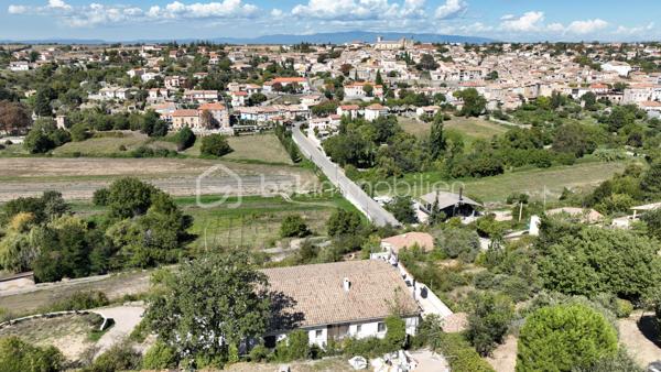 ✨ PROPRIÉTÉ D’EXCEPTION – VILLA 250 m² avec un T2 NEUF + GARAGE 150 m² + PISCINE – sur 2950 M² DE TERRAIN - VALENSOLE - PRIX 780 000 €

VALENSOLE 04210 – Une propriété d’exception aux prestations soignées

Dans un environnement privilégié à Valensole, découvrez cette magnifique propriété offrant environ 250 m² habitables, implantée sur un vaste terrain de 2 950 m², avec piscine, poolhouse et dépendances.

Dès l’entrée, vous serez séduit par les volumes, la qualité des prestations et l’atmosphère chaleureuse de cette maison pensée pour profiter pleinement du confort de vie en Provence.

🏡 UNE VILLA AUX BEAUX VOLUMES

La villa propose une immense pièce de vie, baignée de lumière, composée d’un espace salon/séjour convivial avec cheminée et climatisation gainable, ouvert sur une cuisine entièrement équipée.

Un véritable espace de vie familial, généreux et chaleureux, idéal pour recevoir et partager de beaux moments.

La partie nuit offre 3 belles chambres dont une avec un dressing attenant, avec climatisation, permettant à chacun de bénéficier d’un confort optimal.

☀️ EXTÉRIEURS & ART DE VIVRE

À l’extérieur, vous profiterez d’un agréable espace dédié à la détente avec une piscine et son poolhouse, parfait pour les journées estivales et les soirées entre amis ou en famille.

Le terrain de 2 950 m² offre de beaux espaces et un véritable sentiment de tranquillité.

🚗 UN GARAGE AUX POSSIBILITÉS EXCEPTIONNELLES

La propriété dispose également d’un immense garage d’environ 150 m², offrant de nombreuses possibilités : stationnement de plusieurs véhicules, atelier, stockage, espace professionnel ou encore projet personnel.

Mais ce n’est pas tout…

🏠 UN T2 INDÉPENDANT D’ENVIRON 50 m²

Un appartement T2 indépendant d’environ 50 m², entièrement neuf, vient compléter cette propriété.

Il dispose également d’une chambre et peut répondre à de nombreux projets :

➡️ accueillir famille et amis en toute indépendance
➡️ créer un espace pour un proche
➡️ générer un revenu locatif complémentaire
➡️ envisager une location saisonnière

Un véritable atout pour cette propriété.

⭐ CONFORT & PRESTATIONS

Environ 250 m² habitables
Terrain de 2 950 m²
Piscine
Poolhouse
Garage d’environ 150 m²
T2 indépendant neuf d’environ 50 m²
4 chambres dont 3 chambres dans la villa
Climatisation dans les chambres
Climatisation gainable dans la pièce de vie
Double vitrage
Volets roulants
Cuisine équipée
Cheminée
Aucun travaux à prévoir
Posez vos valises dès votre arrivée
📍 Valensole – 04210

Une propriété rare réunissant volumes, confort, dépendances et potentiel, dans un secteur recherché des Alpes-de-Haute-Provence.

DPE en cours de réalisation – informations à venir prochainement.

Amandine Magnan – BSK Immobilier
📞 06 79 99 89 89
🏡 Votre projet immobilier, avec passion et exigence.