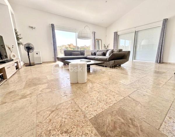 ✨ PROPRIÉTÉ D’EXCEPTION – VILLA 250 m² avec un T2 NEUF + GARAGE 150 m² + PISCINE – sur 2950 M² DE TERRAIN - VALENSOLE - PRIX 780 000 €

VALENSOLE 04210 – Une propriété d’exception aux prestations soignées

Dans un environnement privilégié à Valensole, découvrez cette magnifique propriété offrant environ 250 m² habitables, implantée sur un vaste terrain de 2 950 m², avec piscine, poolhouse et dépendances.

Dès l’entrée, vous serez séduit par les volumes, la qualité des prestations et l’atmosphère chaleureuse de cette maison pensée pour profiter pleinement du confort de vie en Provence.

🏡 UNE VILLA AUX BEAUX VOLUMES

La villa propose une immense pièce de vie, baignée de lumière, composée d’un espace salon/séjour convivial avec cheminée et climatisation gainable, ouvert sur une cuisine entièrement équipée.

Un véritable espace de vie familial, généreux et chaleureux, idéal pour recevoir et partager de beaux moments.

La partie nuit offre 3 belles chambres dont une avec un dressing attenant, avec climatisation, permettant à chacun de bénéficier d’un confort optimal.

☀️ EXTÉRIEURS & ART DE VIVRE

À l’extérieur, vous profiterez d’un agréable espace dédié à la détente avec une piscine et son poolhouse, parfait pour les journées estivales et les soirées entre amis ou en famille.

Le terrain de 2 950 m² offre de beaux espaces et un véritable sentiment de tranquillité.

🚗 UN GARAGE AUX POSSIBILITÉS EXCEPTIONNELLES

La propriété dispose également d’un immense garage d’environ 150 m², offrant de nombreuses possibilités : stationnement de plusieurs véhicules, atelier, stockage, espace professionnel ou encore projet personnel.

Mais ce n’est pas tout…

🏠 UN T2 INDÉPENDANT D’ENVIRON 50 m²

Un appartement T2 indépendant d’environ 50 m², entièrement neuf, vient compléter cette propriété.

Il dispose également d’une chambre et peut répondre à de nombreux projets :

➡️ accueillir famille et amis en toute indépendance
➡️ créer un espace pour un proche
➡️ générer un revenu locatif complémentaire
➡️ envisager une location saisonnière

Un véritable atout pour cette propriété.

⭐ CONFORT & PRESTATIONS

Environ 250 m² habitables
Terrain de 2 950 m²
Piscine
Poolhouse
Garage d’environ 150 m²
T2 indépendant neuf d’environ 50 m²
4 chambres dont 3 chambres dans la villa
Climatisation dans les chambres
Climatisation gainable dans la pièce de vie
Double vitrage
Volets roulants
Cuisine équipée
Cheminée
Aucun travaux à prévoir
Posez vos valises dès votre arrivée
📍 Valensole – 04210

Une propriété rare réunissant volumes, confort, dépendances et potentiel, dans un secteur recherché des Alpes-de-Haute-Provence.

DPE en cours de réalisation – informations à venir prochainement.

Amandine Magnan – BSK Immobilier
📞 06 79 99 89 89
🏡 Votre projet immobilier, avec passion et exigence.