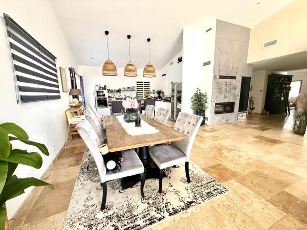 ✨ PROPRIÉTÉ D’EXCEPTION – VILLA 250 m² avec un T2 NEUF + GARAGE 150 m² + PISCINE – sur 2950 M² DE TERRAIN - VALENSOLE - PRIX 780 000 €

VALENSOLE 04210 – Une propriété d’exception aux prestations soignées

Dans un environnement privilégié à Valensole, découvrez cette magnifique propriété offrant environ 250 m² habitables, implantée sur un vaste terrain de 2 950 m², avec piscine, poolhouse et dépendances.

Dès l’entrée, vous serez séduit par les volumes, la qualité des prestations et l’atmosphère chaleureuse de cette maison pensée pour profiter pleinement du confort de vie en Provence.

🏡 UNE VILLA AUX BEAUX VOLUMES

La villa propose une immense pièce de vie, baignée de lumière, composée d’un espace salon/séjour convivial avec cheminée et climatisation gainable, ouvert sur une cuisine entièrement équipée.

Un véritable espace de vie familial, généreux et chaleureux, idéal pour recevoir et partager de beaux moments.

La partie nuit offre 3 belles chambres dont une avec un dressing attenant, avec climatisation, permettant à chacun de bénéficier d’un confort optimal.

☀️ EXTÉRIEURS & ART DE VIVRE

À l’extérieur, vous profiterez d’un agréable espace dédié à la détente avec une piscine et son poolhouse, parfait pour les journées estivales et les soirées entre amis ou en famille.

Le terrain de 2 950 m² offre de beaux espaces et un véritable sentiment de tranquillité.

🚗 UN GARAGE AUX POSSIBILITÉS EXCEPTIONNELLES

La propriété dispose également d’un immense garage d’environ 150 m², offrant de nombreuses possibilités : stationnement de plusieurs véhicules, atelier, stockage, espace professionnel ou encore projet personnel.

Mais ce n’est pas tout…

🏠 UN T2 INDÉPENDANT D’ENVIRON 50 m²

Un appartement T2 indépendant d’environ 50 m², entièrement neuf, vient compléter cette propriété.

Il dispose également d’une chambre et peut répondre à de nombreux projets :

➡️ accueillir famille et amis en toute indépendance
➡️ créer un espace pour un proche
➡️ générer un revenu locatif complémentaire
➡️ envisager une location saisonnière

Un véritable atout pour cette propriété.

⭐ CONFORT & PRESTATIONS

Environ 250 m² habitables
Terrain de 2 950 m²
Piscine
Poolhouse
Garage d’environ 150 m²
T2 indépendant neuf d’environ 50 m²
4 chambres dont 3 chambres dans la villa
Climatisation dans les chambres
Climatisation gainable dans la pièce de vie
Double vitrage
Volets roulants
Cuisine équipée
Cheminée
Aucun travaux à prévoir
Posez vos valises dès votre arrivée
📍 Valensole – 04210

Une propriété rare réunissant volumes, confort, dépendances et potentiel, dans un secteur recherché des Alpes-de-Haute-Provence.

DPE en cours de réalisation – informations à venir prochainement.

Amandine Magnan – BSK Immobilier
📞 06 79 99 89 89
🏡 Votre projet immobilier, avec passion et exigence.
