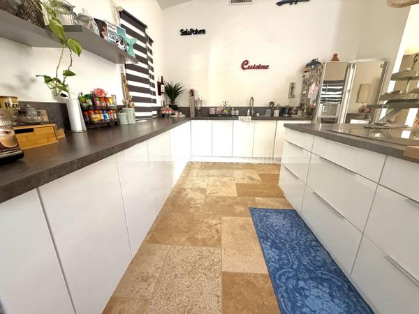 ✨ PROPRIÉTÉ D’EXCEPTION – VILLA 250 m² avec un T2 NEUF + GARAGE 150 m² + PISCINE – sur 2950 M² DE TERRAIN - VALENSOLE - PRIX 780 000 €

VALENSOLE 04210 – Une propriété d’exception aux prestations soignées

Dans un environnement privilégié à Valensole, découvrez cette magnifique propriété offrant environ 250 m² habitables, implantée sur un vaste terrain de 2 950 m², avec piscine, poolhouse et dépendances.

Dès l’entrée, vous serez séduit par les volumes, la qualité des prestations et l’atmosphère chaleureuse de cette maison pensée pour profiter pleinement du confort de vie en Provence.

🏡 UNE VILLA AUX BEAUX VOLUMES

La villa propose une immense pièce de vie, baignée de lumière, composée d’un espace salon/séjour convivial avec cheminée et climatisation gainable, ouvert sur une cuisine entièrement équipée.

Un véritable espace de vie familial, généreux et chaleureux, idéal pour recevoir et partager de beaux moments.

La partie nuit offre 3 belles chambres dont une avec un dressing attenant, avec climatisation, permettant à chacun de bénéficier d’un confort optimal.

☀️ EXTÉRIEURS & ART DE VIVRE

À l’extérieur, vous profiterez d’un agréable espace dédié à la détente avec une piscine et son poolhouse, parfait pour les journées estivales et les soirées entre amis ou en famille.

Le terrain de 2 950 m² offre de beaux espaces et un véritable sentiment de tranquillité.

🚗 UN GARAGE AUX POSSIBILITÉS EXCEPTIONNELLES

La propriété dispose également d’un immense garage d’environ 150 m², offrant de nombreuses possibilités : stationnement de plusieurs véhicules, atelier, stockage, espace professionnel ou encore projet personnel.

Mais ce n’est pas tout…

🏠 UN T2 INDÉPENDANT D’ENVIRON 50 m²

Un appartement T2 indépendant d’environ 50 m², entièrement neuf, vient compléter cette propriété.

Il dispose également d’une chambre et peut répondre à de nombreux projets :

➡️ accueillir famille et amis en toute indépendance
➡️ créer un espace pour un proche
➡️ générer un revenu locatif complémentaire
➡️ envisager une location saisonnière

Un véritable atout pour cette propriété.

⭐ CONFORT & PRESTATIONS

Environ 250 m² habitables
Terrain de 2 950 m²
Piscine
Poolhouse
Garage d’environ 150 m²
T2 indépendant neuf d’environ 50 m²
4 chambres dont 3 chambres dans la villa
Climatisation dans les chambres
Climatisation gainable dans la pièce de vie
Double vitrage
Volets roulants
Cuisine équipée
Cheminée
Aucun travaux à prévoir
Posez vos valises dès votre arrivée
📍 Valensole – 04210

Une propriété rare réunissant volumes, confort, dépendances et potentiel, dans un secteur recherché des Alpes-de-Haute-Provence.

DPE en cours de réalisation – informations à venir prochainement.

Amandine Magnan – BSK Immobilier
📞 06 79 99 89 89
🏡 Votre projet immobilier, avec passion et exigence.
