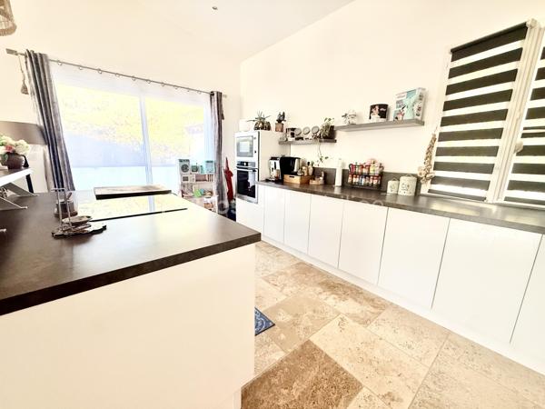 ✨ PROPRIÉTÉ D’EXCEPTION – VILLA 250 m² avec un T2 NEUF + GARAGE 150 m² + PISCINE – sur 2950 M² DE TERRAIN - VALENSOLE - PRIX 780 000 €

VALENSOLE 04210 – Une propriété d’exception aux prestations soignées

Dans un environnement privilégié à Valensole, découvrez cette magnifique propriété offrant environ 250 m² habitables, implantée sur un vaste terrain de 2 950 m², avec piscine, poolhouse et dépendances.

Dès l’entrée, vous serez séduit par les volumes, la qualité des prestations et l’atmosphère chaleureuse de cette maison pensée pour profiter pleinement du confort de vie en Provence.

🏡 UNE VILLA AUX BEAUX VOLUMES

La villa propose une immense pièce de vie, baignée de lumière, composée d’un espace salon/séjour convivial avec cheminée et climatisation gainable, ouvert sur une cuisine entièrement équipée.

Un véritable espace de vie familial, généreux et chaleureux, idéal pour recevoir et partager de beaux moments.

La partie nuit offre 3 belles chambres dont une avec un dressing attenant, avec climatisation, permettant à chacun de bénéficier d’un confort optimal.

☀️ EXTÉRIEURS & ART DE VIVRE

À l’extérieur, vous profiterez d’un agréable espace dédié à la détente avec une piscine et son poolhouse, parfait pour les journées estivales et les soirées entre amis ou en famille.

Le terrain de 2 950 m² offre de beaux espaces et un véritable sentiment de tranquillité.

🚗 UN GARAGE AUX POSSIBILITÉS EXCEPTIONNELLES

La propriété dispose également d’un immense garage d’environ 150 m², offrant de nombreuses possibilités : stationnement de plusieurs véhicules, atelier, stockage, espace professionnel ou encore projet personnel.

Mais ce n’est pas tout…

🏠 UN T2 INDÉPENDANT D’ENVIRON 50 m²

Un appartement T2 indépendant d’environ 50 m², entièrement neuf, vient compléter cette propriété.

Il dispose également d’une chambre et peut répondre à de nombreux projets :

➡️ accueillir famille et amis en toute indépendance
➡️ créer un espace pour un proche
➡️ générer un revenu locatif complémentaire
➡️ envisager une location saisonnière

Un véritable atout pour cette propriété.

⭐ CONFORT & PRESTATIONS

Environ 250 m² habitables
Terrain de 2 950 m²
Piscine
Poolhouse
Garage d’environ 150 m²
T2 indépendant neuf d’environ 50 m²
4 chambres dont 3 chambres dans la villa
Climatisation dans les chambres
Climatisation gainable dans la pièce de vie
Double vitrage
Volets roulants
Cuisine équipée
Cheminée
Aucun travaux à prévoir
Posez vos valises dès votre arrivée
📍 Valensole – 04210

Une propriété rare réunissant volumes, confort, dépendances et potentiel, dans un secteur recherché des Alpes-de-Haute-Provence.

DPE en cours de réalisation – informations à venir prochainement.

Amandine Magnan – BSK Immobilier
📞 06 79 99 89 89
🏡 Votre projet immobilier, avec passion et exigence.