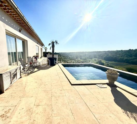 ✨ PROPRIÉTÉ D’EXCEPTION – VILLA 250 m² avec un T2 NEUF + GARAGE 150 m² + PISCINE – sur 2950 M² DE TERRAIN - VALENSOLE - PRIX 780 000 €

VALENSOLE 04210 – Une propriété d’exception aux prestations soignées

Dans un environnement privilégié à Valensole, découvrez cette magnifique propriété offrant environ 250 m² habitables, implantée sur un vaste terrain de 2 950 m², avec piscine, poolhouse et dépendances.

Dès l’entrée, vous serez séduit par les volumes, la qualité des prestations et l’atmosphère chaleureuse de cette maison pensée pour profiter pleinement du confort de vie en Provence.

🏡 UNE VILLA AUX BEAUX VOLUMES

La villa propose une immense pièce de vie, baignée de lumière, composée d’un espace salon/séjour convivial avec cheminée et climatisation gainable, ouvert sur une cuisine entièrement équipée.

Un véritable espace de vie familial, généreux et chaleureux, idéal pour recevoir et partager de beaux moments.

La partie nuit offre 3 belles chambres dont une avec un dressing attenant, avec climatisation, permettant à chacun de bénéficier d’un confort optimal.

☀️ EXTÉRIEURS & ART DE VIVRE

À l’extérieur, vous profiterez d’un agréable espace dédié à la détente avec une piscine et son poolhouse, parfait pour les journées estivales et les soirées entre amis ou en famille.

Le terrain de 2 950 m² offre de beaux espaces et un véritable sentiment de tranquillité.

🚗 UN GARAGE AUX POSSIBILITÉS EXCEPTIONNELLES

La propriété dispose également d’un immense garage d’environ 150 m², offrant de nombreuses possibilités : stationnement de plusieurs véhicules, atelier, stockage, espace professionnel ou encore projet personnel.

Mais ce n’est pas tout…

🏠 UN T2 INDÉPENDANT D’ENVIRON 50 m²

Un appartement T2 indépendant d’environ 50 m², entièrement neuf, vient compléter cette propriété.

Il dispose également d’une chambre et peut répondre à de nombreux projets :

➡️ accueillir famille et amis en toute indépendance
➡️ créer un espace pour un proche
➡️ générer un revenu locatif complémentaire
➡️ envisager une location saisonnière

Un véritable atout pour cette propriété.

⭐ CONFORT & PRESTATIONS

Environ 250 m² habitables
Terrain de 2 950 m²
Piscine
Poolhouse
Garage d’environ 150 m²
T2 indépendant neuf d’environ 50 m²
4 chambres dont 3 chambres dans la villa
Climatisation dans les chambres
Climatisation gainable dans la pièce de vie
Double vitrage
Volets roulants
Cuisine équipée
Cheminée
Aucun travaux à prévoir
Posez vos valises dès votre arrivée
📍 Valensole – 04210

Une propriété rare réunissant volumes, confort, dépendances et potentiel, dans un secteur recherché des Alpes-de-Haute-Provence.

DPE en cours de réalisation – informations à venir prochainement.

Amandine Magnan – BSK Immobilier
📞 06 79 99 89 89
🏡 Votre projet immobilier, avec passion et exigence.