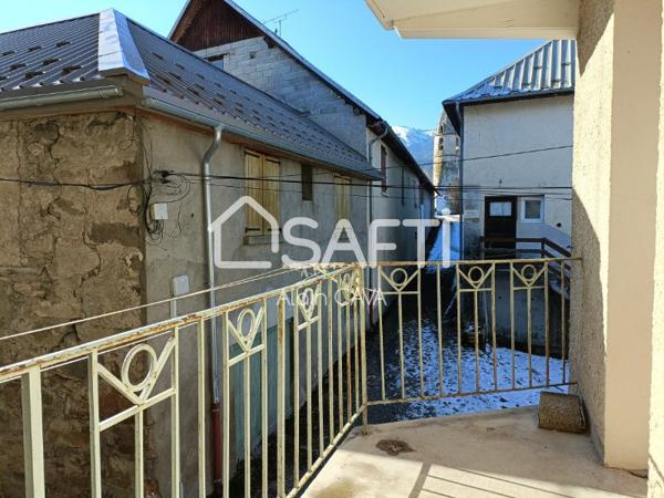 Maison de village sur 3 niveaux de 240m² divisé en 2 appartements avec garage