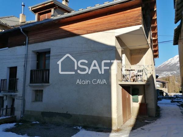 Maison de village sur 3 niveaux de 240m² divisé en 2 appartements avec garage