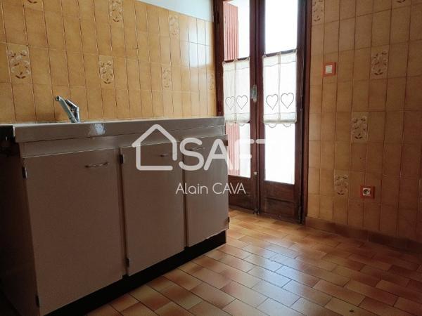 Maison de village sur 3 niveaux de 240m² divisé en 2 appartements avec garage