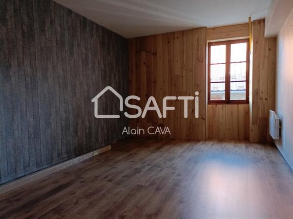 Maison de village sur 3 niveaux de 240m² divisé en 2 appartements avec garage