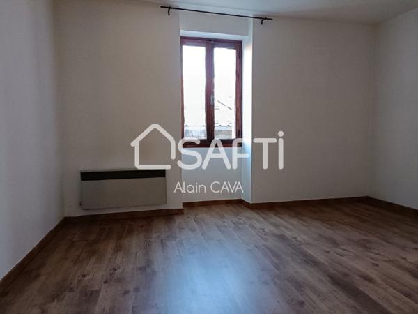 Maison de village sur 3 niveaux de 240m² divisé en 2 appartements avec garage