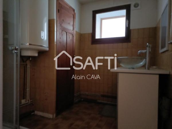 Maison de village sur 3 niveaux de 240m² divisé en 2 appartements avec garage