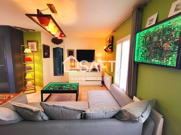 IDEAL INVESTISSEUR  : Bel appartement T4 de 66m2 carrez rénové avec parking privatif et cave- centre ville COGOLIN commerces école et collège à pied !