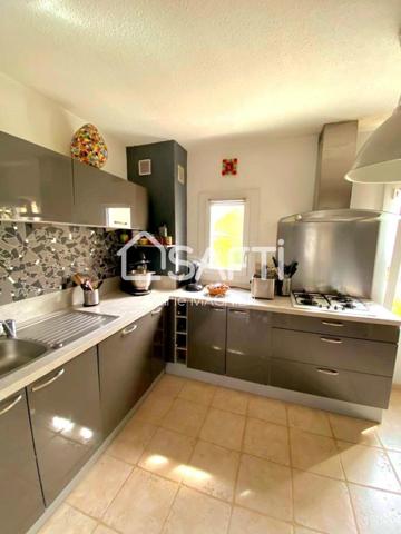 IDEAL INVESTISSEUR  : Bel appartement T4 de 66m2 carrez rénové avec parking privatif et cave- centre ville COGOLIN commerces école et collège à pied !