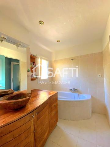 IDEAL INVESTISSEUR  : Bel appartement T4 de 66m2 carrez rénové avec parking privatif et cave- centre ville COGOLIN commerces école et collège à pied !