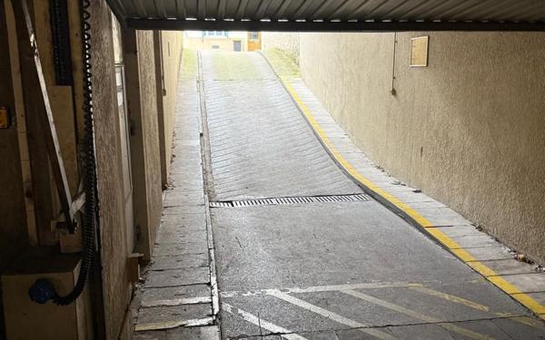 Stationnement à louer    12,50 m2 Ivry-sur-Seine