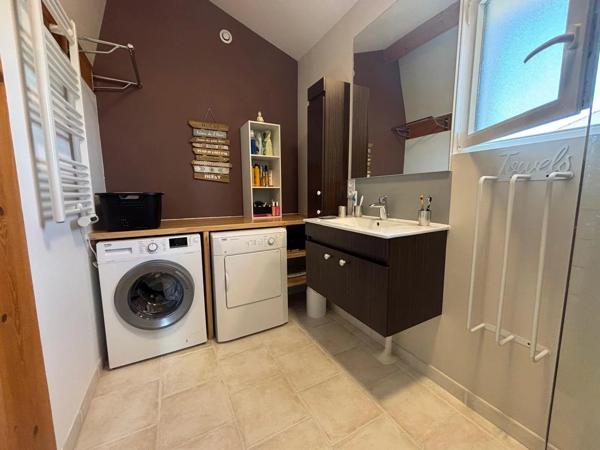 Maison contemporaine de 4 chambres, nécessitant peu d'entretien