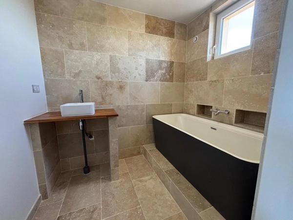 Maison contemporaine de 4 chambres, nécessitant peu d'entretien
