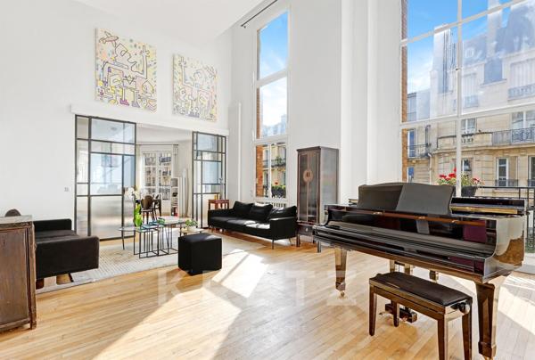 Duplex cathédrale aux volumes spectaculaires avec chambre de service