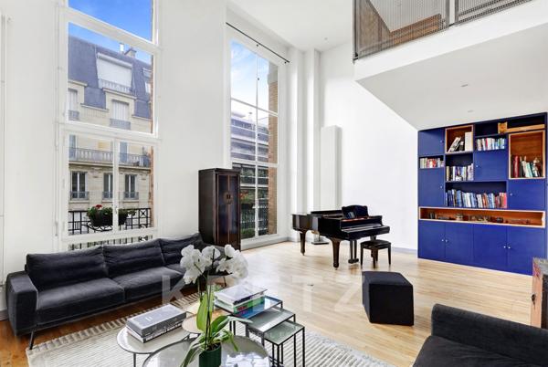 Duplex cathédrale aux volumes spectaculaires avec chambre de service