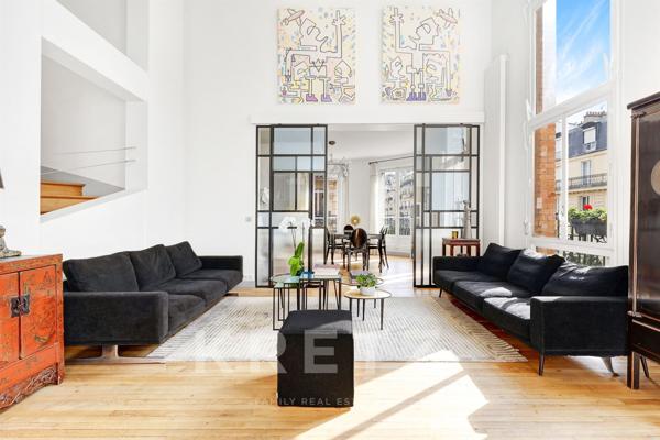 Duplex cathédrale aux volumes spectaculaires avec chambre de service