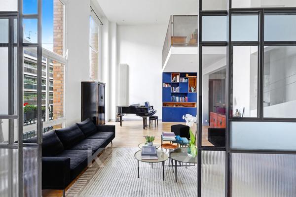 Duplex cathédrale aux volumes spectaculaires avec chambre de service