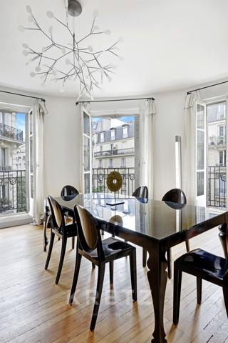 Duplex cathédrale aux volumes spectaculaires avec chambre de service