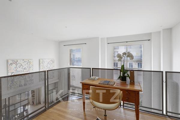 Duplex cathédrale aux volumes spectaculaires avec chambre de service