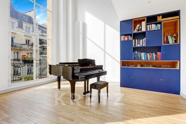 Duplex cathédrale aux volumes spectaculaires avec chambre de service