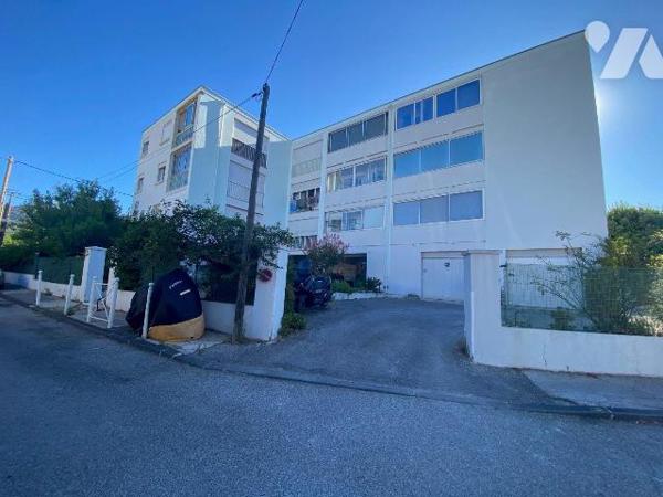 A VENDRRE/NUE PROPRIETE D'UN APPARTEMENT/TOULON : au sein du quartier Aguillon, dans une coprop...