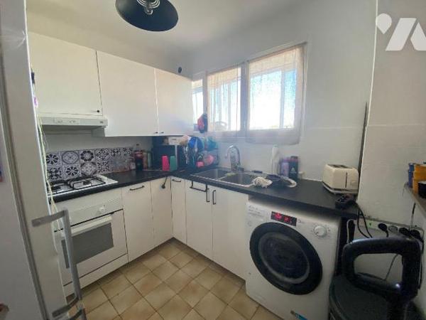 A VENDRRE/NUE PROPRIETE D'UN APPARTEMENT/TOULON : au sein du quartier Aguillon, dans une coprop...