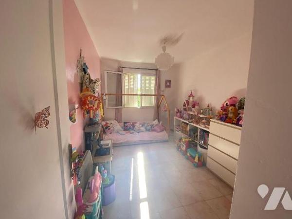 A VENDRRE/NUE PROPRIETE D'UN APPARTEMENT/TOULON : au sein du quartier Aguillon, dans une coprop...