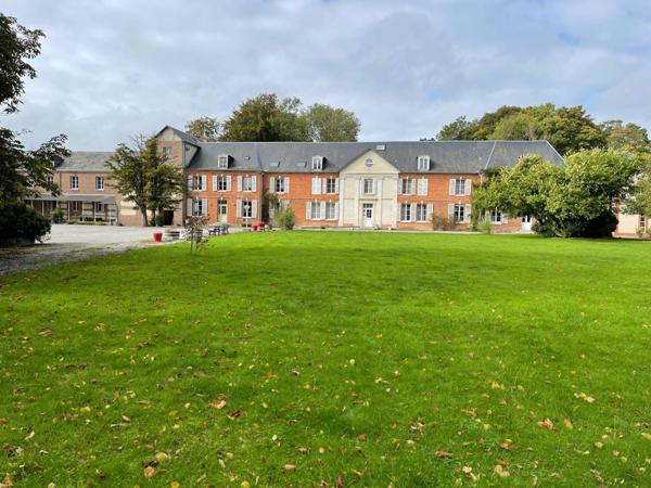 Château dans son ecrin de verdure